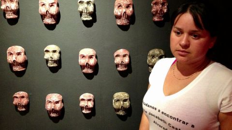 Karla Castañeda, madre una niña desaparecida en Ciudad Juáez, denunció que las autoridades en Chihuahua les devuelven huesos óseos cuando organizan marchas, "para calmarnos".