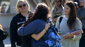 Estudiantes se abrazan durante el acto en apoyo a su maestro Brian Ludmer, herido en el tiroteo de LAX.