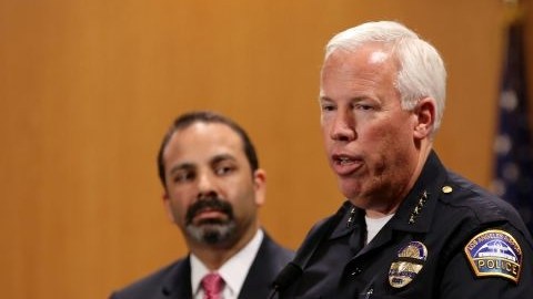 Patrick Gannon, jefe de la policía del Aeropuerto de Los Ángeles, habla durante la conferencia de prensa el domingo 4 de noviembre.