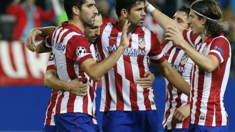 El delantero brasileño Diego Costa es felicitado por sus compañeros, tras marcar su gol en el triunfo colchonero