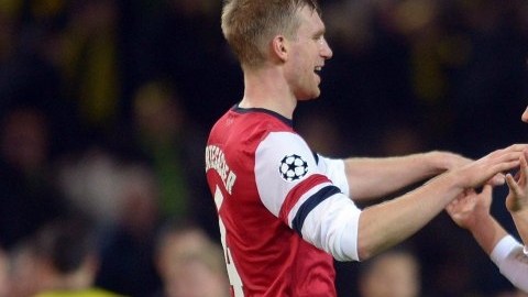 Mesut Ozil (d) del Arsenal celebra con Per Mertesacker