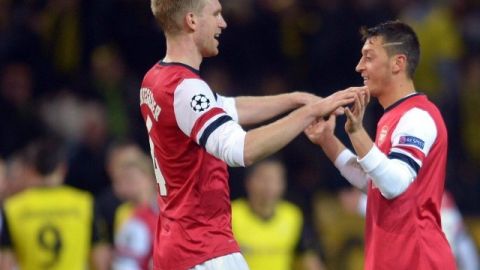 Mesut Ozil (d) del Arsenal celebra con Per Mertesacker