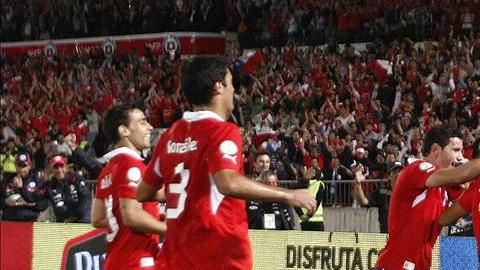 Los jugadores de Chile celebran un gol ante Ecuador el 15 de octubre de 2013 en el Estadio Nacional en Santiago de Chile (Chile).