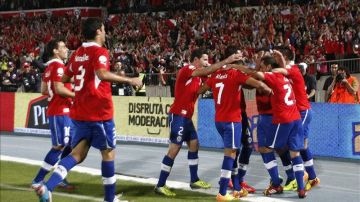 Los jugadores de Chile celebran un gol ante Ecuador el 15 de octubre de 2013 en el Estadio Nacional en Santiago de Chile (Chile).
