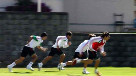 Antonio Naelson (segundo de izq. a der.) entrena como novato en su regreso a la selección.