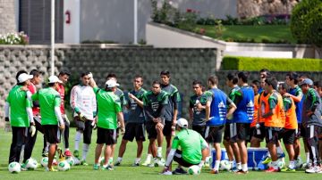 Miguel el 'Piojo' Herrera charla con los seleccionados mexicanos durante la preparación de ayer en el CAR de cara a sus partidos contra Nueva Zelanda en la repesca.