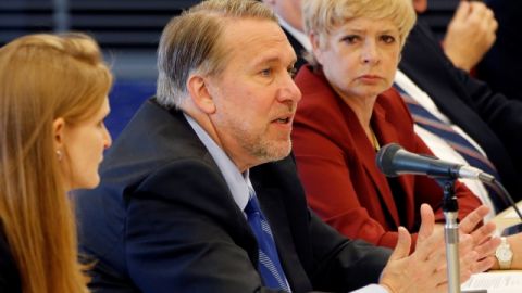 El coordinador de asuntos cibernéticos en el Departamento de Estado, Christopher Painter (c.) dijo que no se necesitan nuevas reglas.