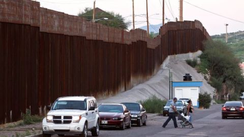 La Patrulla Fronteriza y policías de Deming en Nuevo México enfrentan demandas por registros físicos invasivos.