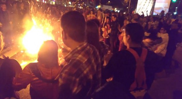 Mientras Estrada arde, algunos espectadores vitorean y otros intentan apagar las llamas. Un transeúnte grabó la escena con una cámara de teléfono celular y la publicó en YouTube.