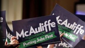 Partidarios celebran la victoria del gobernador demócrata electo Terry McAuliffe en Tysons Corner, Virginia.