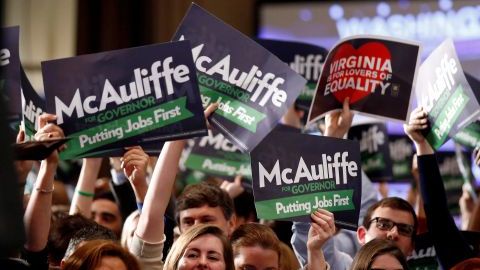 Partidarios celebran la victoria del gobernador demócrata electo Terry McAuliffe en Tysons Corner, Virginia.