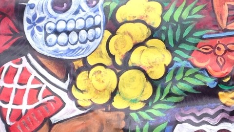 Mural de Día de Muertos en el Museo de Oakland.