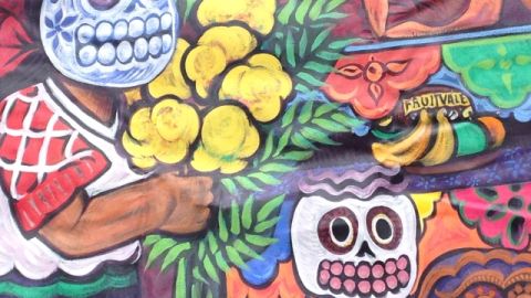 Mural de Día de Muertos en el Museo de Oakland.