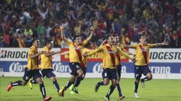 Los jugadores de los Monarcas de Morelia celebran el título de la Copa Mx del fútbol mexicano, conseguido el 5 de noviembre de 2013, al vencer al Atlas por margen de 3-1 en los penaltis tras un empate 3-3.