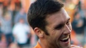 Omar Cummings (der) anotó dos goles que pusieron al Dynamo de Houston en la Final de la Conferencia Este de la MLS.