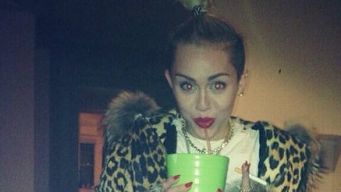Miley Cyrus fuma y bebe cuando sale, y luego pasa días enteros de reposo para recuperarse por completo.