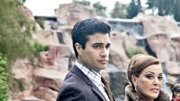 Jaime Camil y Zuria forman parte de una familia millonaria que se queda sin dinero y tiene que aprender a vivir como una familia pobre.