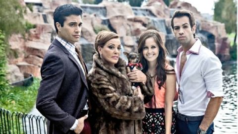 Jaime Camil y Zuria forman parte de una familia millonaria que se queda sin dinero y tiene que aprender a vivir como una familia pobre.