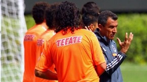 Juan Carlos Ortega  habla con sus pupilos ayer durante el entrenamiento  de cara al encuentro del sábado contra Monterrey.