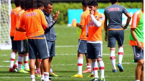 Juan Carlos Ortega  habla con sus pupilos ayer durante el entrenamiento  de cara al encuentro del sábado contra Monterrey.