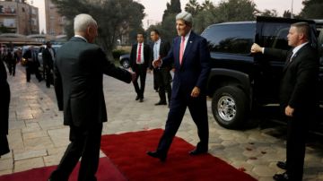 El secretario de Estado norteamericano John Kerry (der.) es bienvenido por el Presidente israeli  Shimon Peres a su llegada a Jerusalén.  Kerry dijo que estaba optimista en cuanto a las conversaciones de paz entre Israel y Palentina.