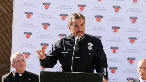 El jefe de la policía Charlie Beck dijo que le  gustaría ver más recursos federales y tener una  vigilancia coordinada.