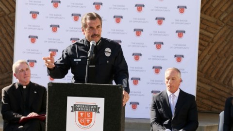 El jefe de la policía Charlie Beck dijo que le gustaría ver más recursos federales y tener una vigilancia coordinada.