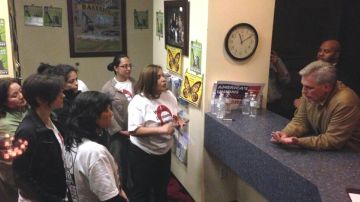 Las mujeres activistas e inmigrantes lograron conseguir una reunión con el congresista republicano Kevin McCarthy, quien se apareció en su oficina de distrito en California pasadas las 11 p.m. del miércoles.