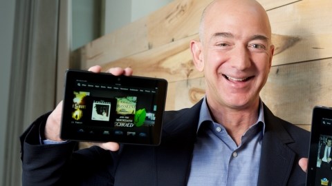 El fundador de  Amazon.com y  CEO Jeff Bezos, presentó el nuevo modelo de  Kindle Fire HDX de 8.9'' (derecha) y la tableta Kindle Fire HDX 7'', en  Seattle.