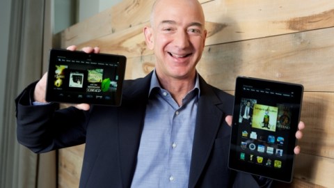 El fundador de Amazon.com y CEO Jeff Bezos, presentó el nuevo modelo de Kindle Fire HDX de 8.9'' (derecha) y la tableta Kindle Fire HDX 7'', en Seattle.