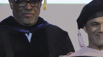 De izq. a der., Larry Simpson, decano de la Universidad, Alejandro Sanz y el presidente, Roger Brown.