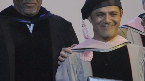 De izq. a der., Larry Simpson, decano de la Universidad, Alejandro Sanz y el presidente, Roger Brown.