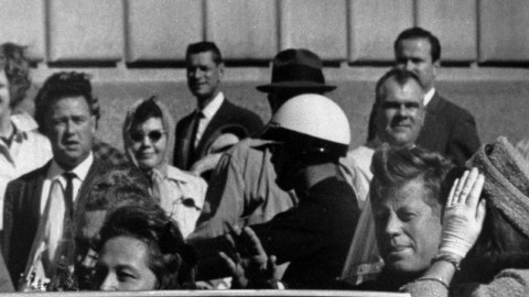 John F. Kennedy  minutos antes de morir asesinado en Dallas.