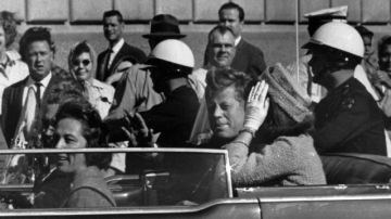 John F. Kennedy  minutos antes de morir asesinado en Dallas.