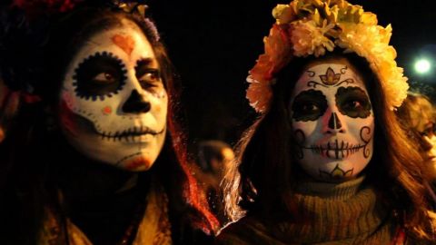 Unas "catrinas" desfilan en la procesión de Día de Muertos en el barrio de la Misión, San Francisco.