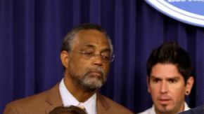 El poeta mexicano y líder de la paz Javier Sicilia es reconocido por el concejal Curren D. Price Jr.. en el Ayuntamiento de Los Ángeles.