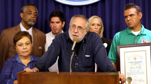 El poeta mexicano y líder de la paz Javier Sicilia es reconocido por el concejal Curren D. Price Jr.. en el Ayuntamiento de Los Ángeles.
