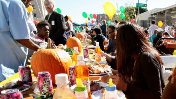 Familias de bajos recursos y personas sin hogar han sido auxiliadas por la 'Midnight Mission' en Skid Row, ya sea con alimentos o alojamiento temporal.