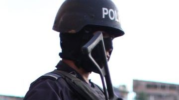 Policías durante un operativo en una zona controlada por la pandilla 18 en el barrio San Isidro en Tegucigalpa, Honduras.