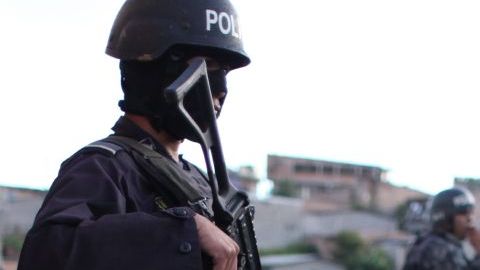 Policías durante un operativo en una zona controlada por la pandilla 18 en el barrio San Isidro en Tegucigalpa, Honduras.