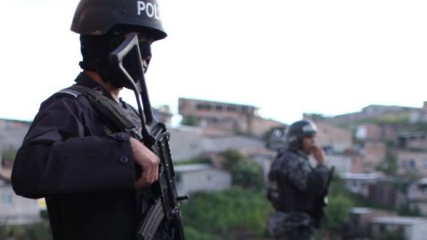 Policías durante un operativo en una zona controlada por la pandilla 18 en el barrio San Isidro en Tegucigalpa, Honduras.