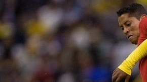 Gil Cordero, del América, disputa el esférico con Carlos Esquivel, del Toluca