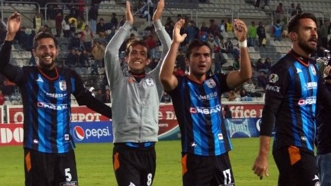 Los jugadores del Querétaro celebran con su afición el triunfo en el estadio Hidalgo