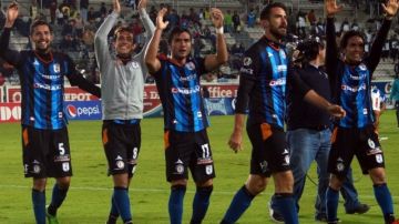 Los jugadores del Querétaro celebran con su afición el triunfo en el estadio Hidalgo