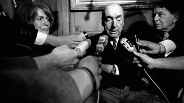 El poeta y premio Nobel chileno, Pablo Neruda, habla con reporteros luego del anuncio del galardón literario, en el Paris de 1971.