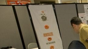 Activistas sostienen algunas de las mantas como parte de la campaña "Revitalizar, no militarizar".