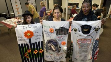 Activistas sostienen algunas de las mantas como parte de la campaña "Revitalizar, no militarizar".