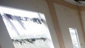 Muertos yacen en el interior de una iglesia en la ciudad de Tacloban.