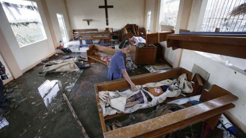 Muertos yacen en el interior de una iglesia en la ciudad de Tacloban.