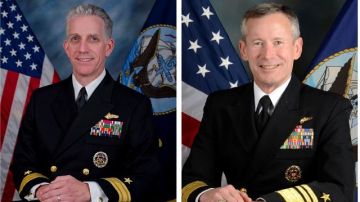 El contraalmirante Bruce Loveless (izq.) director de operaciones de inteligencia de la Armada y el vicealmirante Ted Branch, director de inteligencia naval son hasta ahora los oficiales de más alto rango implicados.
